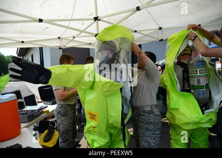 Senior Airman Timothy Burnett, 51. Medizinische Gruppe Luft- und Raumfahrtmedizin Squadron bioenvironmental engineering Facharbeiter und Flieger 1. Klasse Benjamin Thompson, 51. Bauingenieur Squadron Emergency Management Lehrling, sind in ihrer chemischen, biologischen, radiologischen und nuklearen Schutz Anzüge im Rahmen einer Übung am Osan Flughafen, der Republik Korea, Aug 4, 2015. Das Szenario ist ein Teil einer Woche - lange Reihe von intensiven, integrierte Base Emergency Response capability Übungen für die anfängliche und Follow-on-Responder. (U.S. Air Force Foto/Staff Sgt. Amber Grimm) Stockfoto