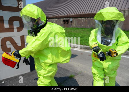 Senior Airman Timothy Burnett, 51. Medizinische Gruppe Luft- und Raumfahrtmedizin Squadron bioenvironmental engineering Facharbeiter und Flieger 1. Klasse Benjamin Thompson, 51. Bauingenieur Squadron Emergency Management Lehrling Ausrüstung verwenden, die es Ihnen ermöglicht, simulierte radioaktive Isotope zu identifizieren und die zerstreuten Messwerte Gefahrenstufen während einer Übung am Osan Flughafen, der Republik Korea, Aug 4, 2015 zu bewerten. Das Szenario ist ein Teil einer Woche - lange Reihe von intensiven, integrierte Base Emergency Response capability Übungen für die anfängliche und Follow-on-Responder. (U.S. Air Force Foto/Personal Stockfoto