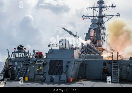 150812-N-XM 324-017 Gewässer in der Nähe von Guam (Aug. 12, 2015) Der Arleigh-burke-Klasse geführte Anti-raketen-Zerstörer USS Fitzgerald (DDG62) Brände eine Harpune Rakete während einer Live - Feuer bohren. Fitzgerald ist auf Patrouille in der Siebten Flotte der Verantwortung für Sicherheit und Stabilität in der Indo-Asia-Pazifik-Region. (U.S. Marine Foto von Mass Communication Specialist 3. Klasse Patrick Dionne/Freigegeben) Stockfoto