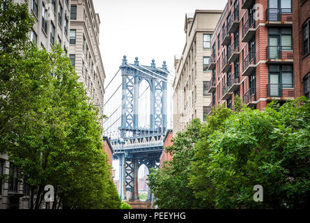 Manhattan Bridge in Brooklyn aus der gleichen Straße in Es War Einmal in Amerika verwendet Stockfoto