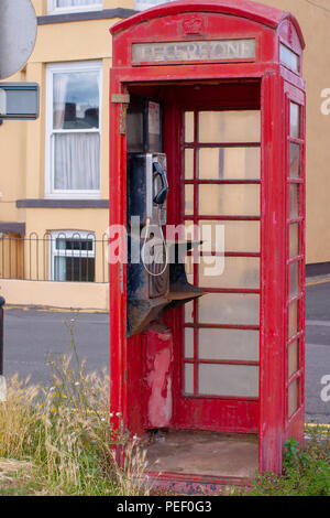 Innenraum der Alten roten Britischen Telefonzelle Stockfoto