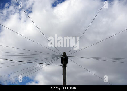 Oberleitung aus einem Telegraphenmast Stockfoto