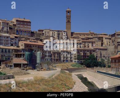 PANORAMICA CON LA TORRE MUDEJAR DE LA Iglesia de la Magdalena. Lage: aussen, TARAZONA, SPANIEN. Stockfoto