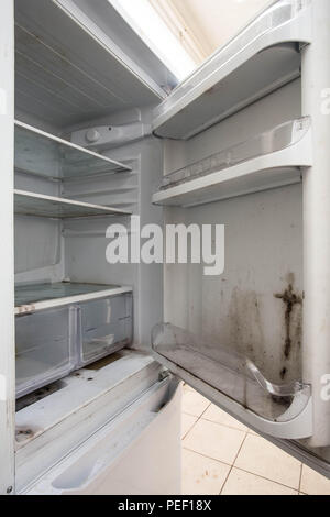 Alte benutzten schmutzige Kühlschrank mit Schimmel im Alter von Junk Stockfoto