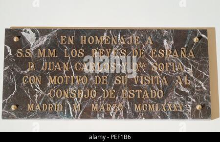 PLACA CONMEMORATIVA DE UNA VISITA DEL REY JUAN CARLOS I EN 1985. Lage: CONSEJO DE ESTADO, MADRID, SPANIEN. Stockfoto