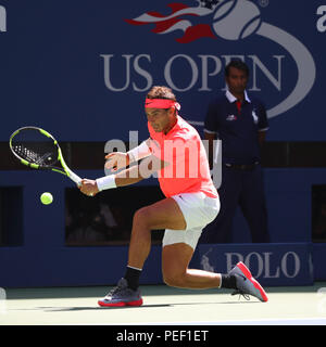 Grand Slam Champion Rafael Nadal aus Spanien in Aktion während seiner US Open 2017 erste Runde an Billie Jean King National Tennis Center Stockfoto