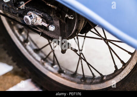 Vorderrad von alten Vintage Retro Motorcycle close-up Stockfoto