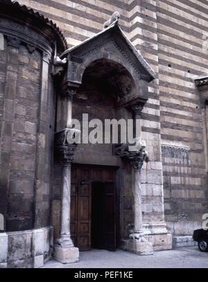 PUERTA LATERAL DE LA CATEDRAL DE VERONA. Lage: Catedral, VERONA, ITALIA. Stockfoto