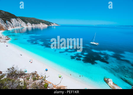 Einsamen weißen Katamaran Yacht drift im klaren, blauen Meer der Karibik wie Wasser. Touristen Freizeit am Strand mit Azure farbige flache Lagune Stockfoto