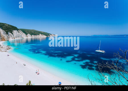 Einsamen weißen Katamaran Yacht drift im klaren, blauen Meer der Karibik wie Wasser. Touristen Freizeit am Strand mit Azure farbige flache Lagune Stockfoto