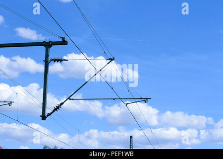 Elektrische Zug Linien Bahnelektrifizierung Hängebahn mit Drähten und blauer Himmel über Stockfoto