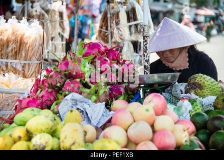 Drachenfrucht von einem Wagen in Ho-Chi-Minh-Stadt verkaufen. Stockfoto