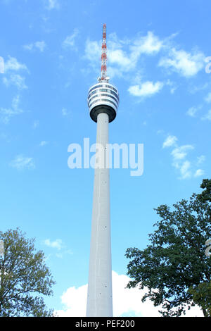 Berühmte Fernsehturm Stuttgart Deutschland Telekommunikation Turm gegen den blauen Himmel entfernt Stockfoto