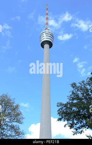 Berühmte Fernsehturm Stuttgart Deutschland Telekommunikation Turm gegen den blauen Himmel entfernt Stockfoto