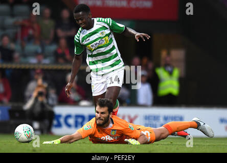 Aston Villa Torwart Andre Moreira und Yeovil Town Diallang Jaiyesimi während der carabao Schale, erste Runde an Huish Park, Yeovil. Stockfoto