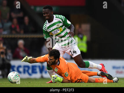 Aston Villa Torwart Andre Moreira und Yeovil Town Diallang Jaiyesimi während der carabao Schale, erste Runde an Huish Park, Yeovil. Stockfoto