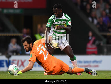 Aston Villa Torwart Andre Moreira und Yeovil Town Diallang Jaiyesimi während der carabao Schale, erste Runde an Huish Park, Yeovil. Stockfoto