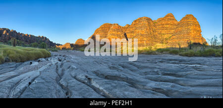 Bienenstöcke und Piccaninny Creek im warmen Morgenlicht, Bungle Bungles Nationalpark, Northern Territories, Australien Stockfoto