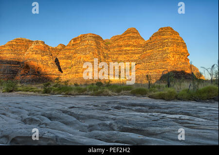 Bienenstöcke und Piccaninny Creek im warmen Morgenlicht, Bungle Bungles Nationalpark, Northern Territories, Australien Stockfoto