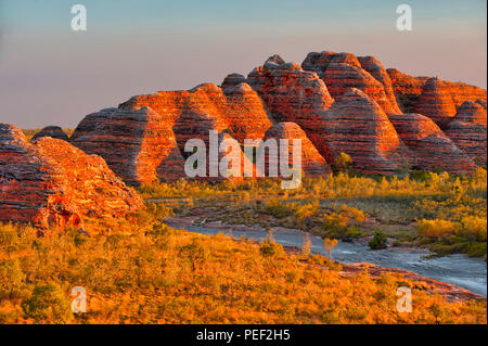 Bienenstöcke und Piccaninny Creek im warmen Abendlicht, Bungle Bungles Nationalpark, Northern Territories, Australien Stockfoto