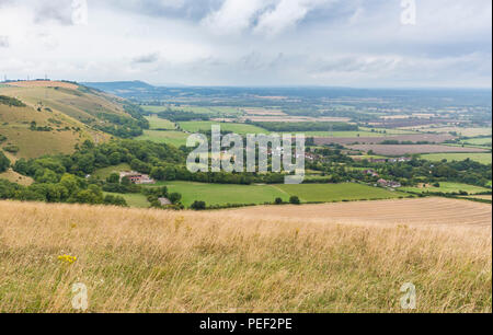 Blick auf die Felder in der Britischen Landschaft von Des Teufels Damm auf einen langweiligen Tag im Sommer in East Sussex, England, UK. Stockfoto