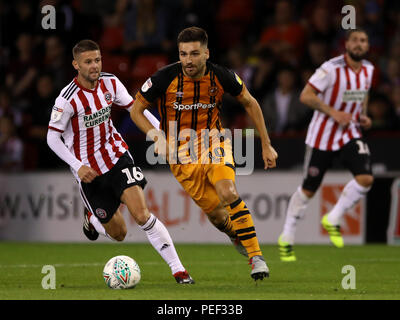 Von Hull City Jon Toral erhält hinter von Sheffield United Oliver Norwood während der carabao Schale, erste Runde an Bramall Lane, Sheffield. Stockfoto