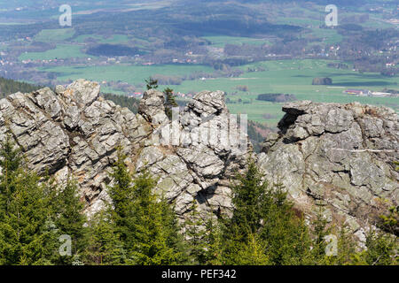 Felsbrocken auf dem Ještěd Berg im Hintergrund, Liberec, Tschechische Republik Stockfoto