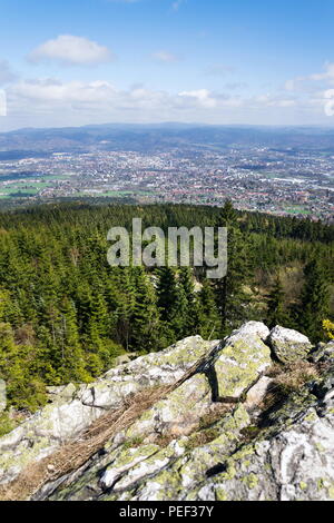 Felsbrocken auf dem Ještěd Berg im Hintergrund, Liberec, Tschechische Republik Stockfoto