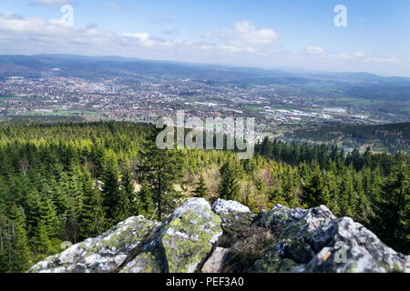 Felsbrocken auf dem Ještěd Berg im Hintergrund, Liberec, Tschechische Republik Stockfoto