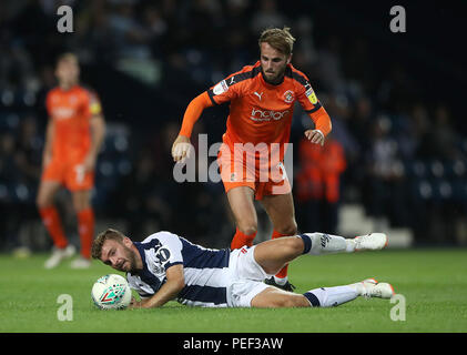 West Bromwich Albion ist James Morrison (links) und Luton Town Andrew Shinnie in Aktion während der carabao Schale, erste Runde in West Bromwich, West Bromwich. Stockfoto