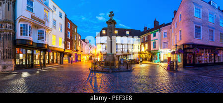 Die gepflasterten Straßen der historischen Altstadt außerhalb der Canterbury Cathedral Gates. Stockfoto