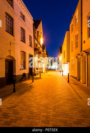 Beste Lane, einer ruhigen Seitenstraße in der Dämmerung im historischen Stadtzentrum von Canterbury. Stockfoto