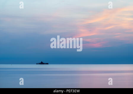 Der alte Pier in Herne Bay, einem verlassenen Pier Head heraus zum Meer auf einem ruhigen Sommer Abend. Stockfoto