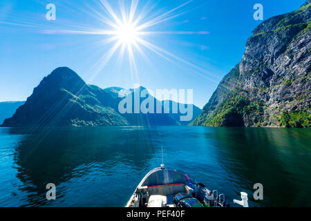 Fähre auf dem schmalen und berühmte Naeroyfjord, der auf der UNESCO-Liste des Weltkulturerbes. Stockfoto