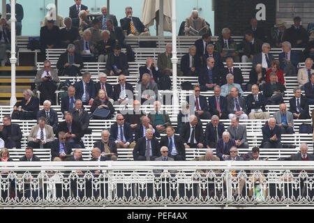 MCC-Mitglieder sehen Sie auf Vom Pavillon während der MIDDLESEX CCC CCC, Specsavers vs Essex County Championship Division 1 Kricket auf dem Lord's Cricket Ground auf Stockfoto