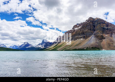 Bow Lake und Crowfoot Mountain im Banff National Park, mit Crowfoot Gletscher im Hintergrund. An der Basis der Bow Summit entfernt, der See wird von Fed Stockfoto