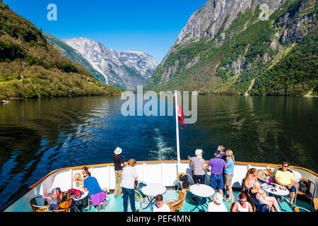 Fähre auf dem schmalen und berühmte Naeroyfjord, der auf der UNESCO-Liste des Weltkulturerbes. Stockfoto