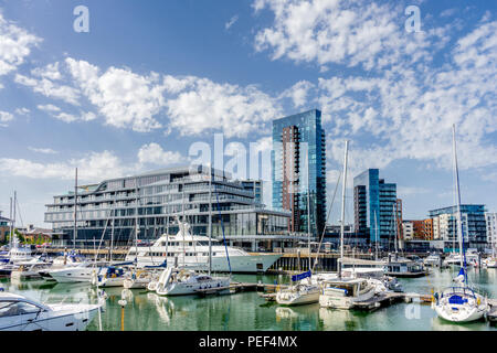 Blick über den Ocean Village Marina an der Southampton Hafen Hotel und Spa, ein neues 5-Sterne Hotel in Southampton, England, Hampshire, Großbritannien Stockfoto