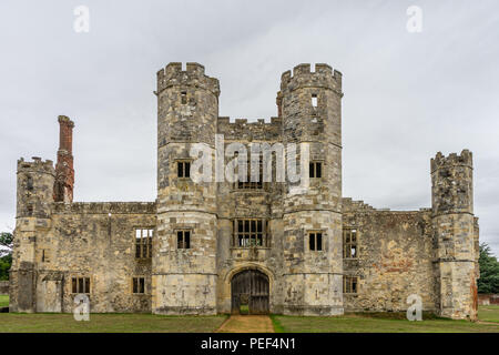 Die Überreste / Ruine der mittelalterlichen Titchfield Abbey umgeben von der Landschaft von Hampshire, English Heritage Site, Titchfield, Hampshire, England, Großbritannien Stockfoto