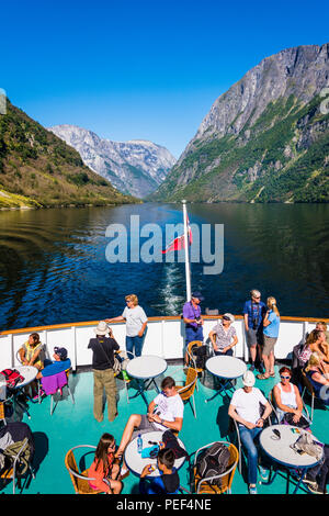 Fähre auf dem schmalen und berühmte Naeroyfjord, der auf der UNESCO-Liste des Weltkulturerbes. Stockfoto