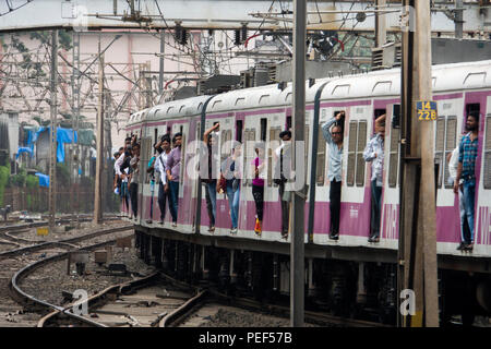 Fahrgäste aus den Zügen Tür auf einem Mumbai S-Bahn Zug in Bandra Station in Mumbai, Indien Stockfoto