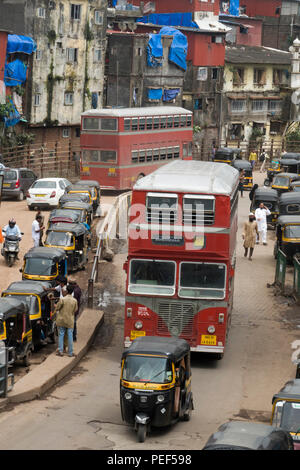 Double Decker Bus und Auto-rikschas auf Station Road, Bandra, Mumbai, Indien Stockfoto