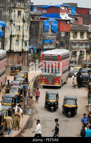 Double Decker Bus und Auto-rikschas auf Station Road, Bandra, Mumbai, Indien Stockfoto