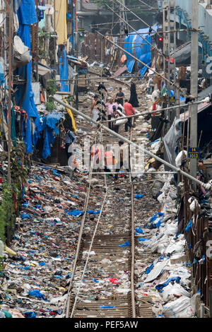 Stapel von Kunststoff Papierkorb neben dem Titel und slumgebiet in Bandra Bahnhof, Mumbai, Indien Stockfoto