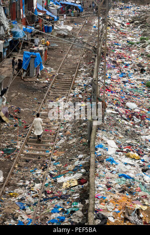 Stapel von Kunststoff Papierkorb neben dem Titel und slumgebiet in Bandra Bahnhof, Mumbai, Indien Stockfoto
