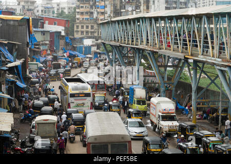 Viel Verkehr Szene mit Bandra skywalk Fußgängerweg oben an der Station Road, Mumbai, Indien Stockfoto