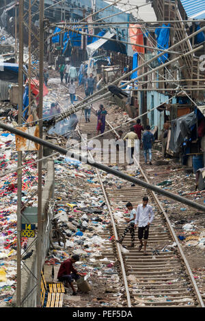 Stapel von Kunststoff Papierkorb neben dem Titel und slumgebiet in Bandra Bahnhof, Mumbai, Indien Stockfoto