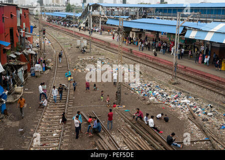 Menschen aus slumgebiet mit Stapel von plastik Müll auf Titel neben Bandra Bahnhof, Mumbai, Nepal Stockfoto