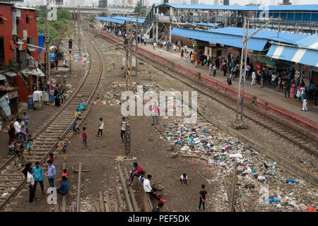 Menschen aus slumgebiet mit Stapel von plastik Müll auf Titel neben Bandra Bahnhof, Mumbai, Nepal Stockfoto