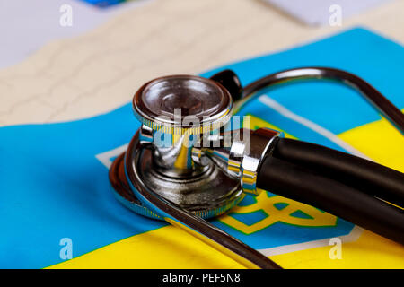 Stethoskop und Elektrokardiogramm mit der Ukraine Nationalflagge konzeptuelle Serie - Ukraine Stockfoto